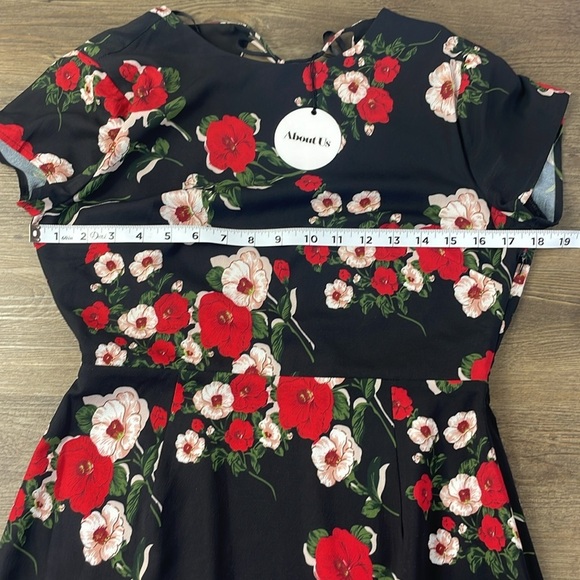 NWT About Us Women’s Addison Black are White Floral Dress, size Medium - Picture 7 of 13
